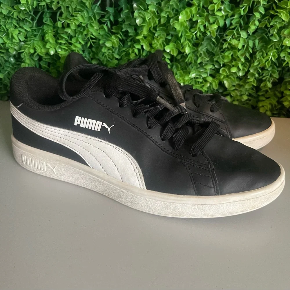 PUMA Smash V2 Sneaker 374513-04 Men's 8.5 Black and White